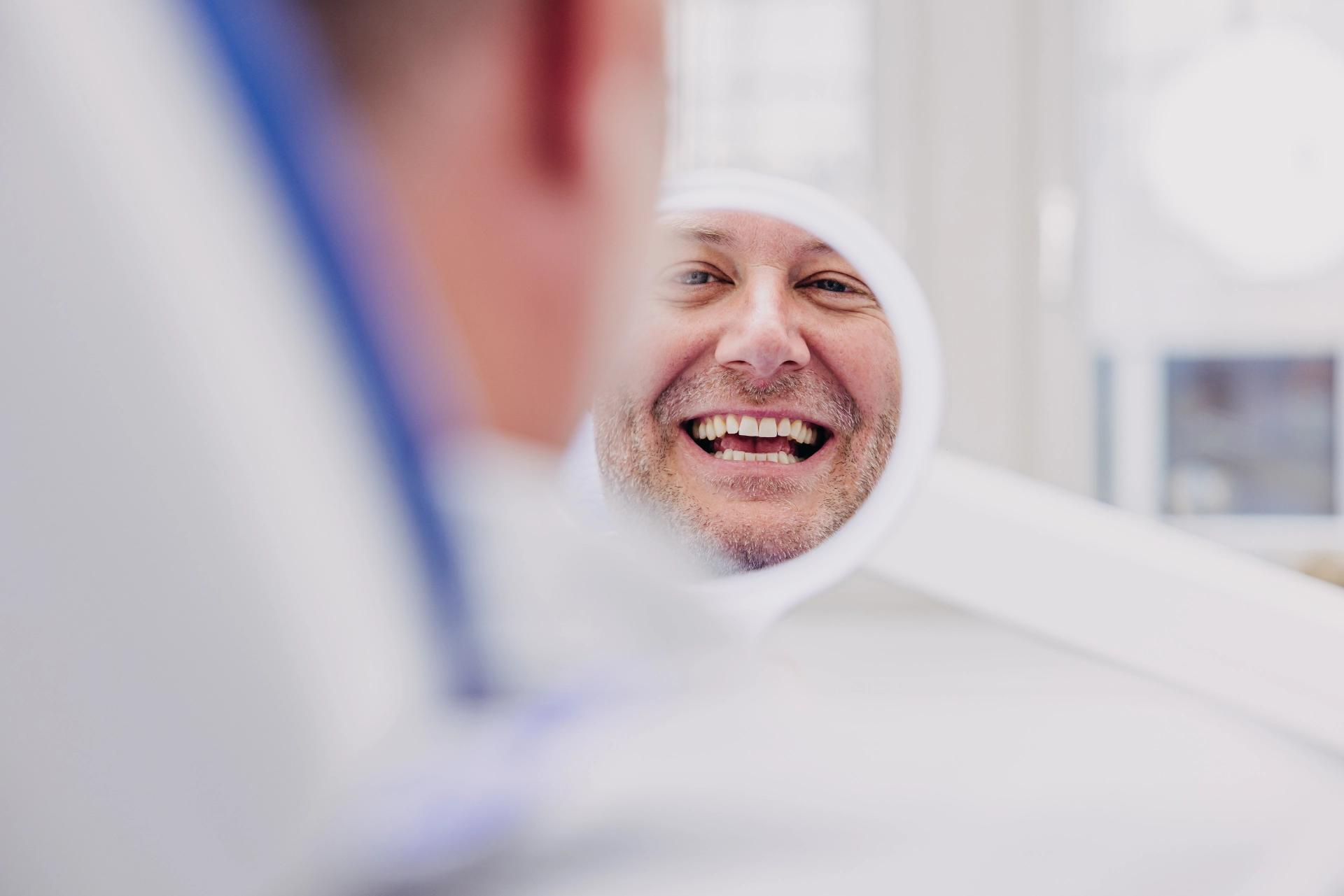 Zahnarztpraxis Main Lächeln - Patient mit Lächeln
