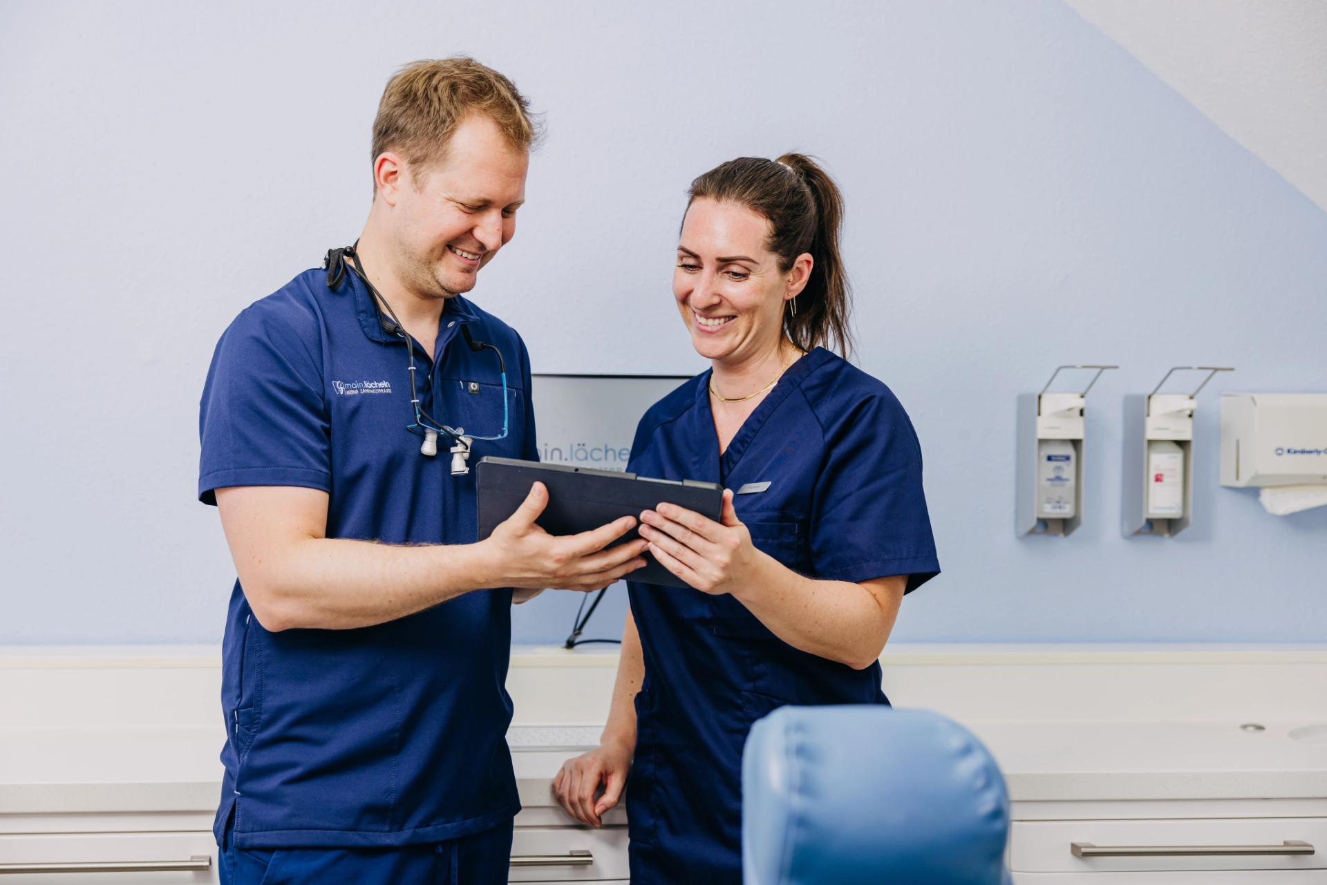 Zahnarztpraxis Main Lächeln - Senioren Implantaten-Stabile Ersatz
